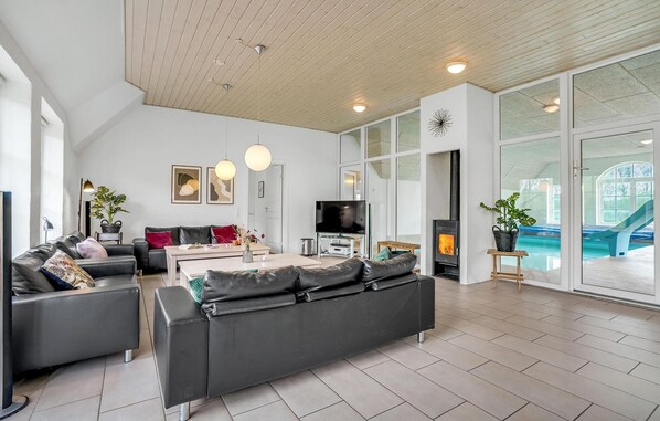 Smart TV, fireplace, DVD player