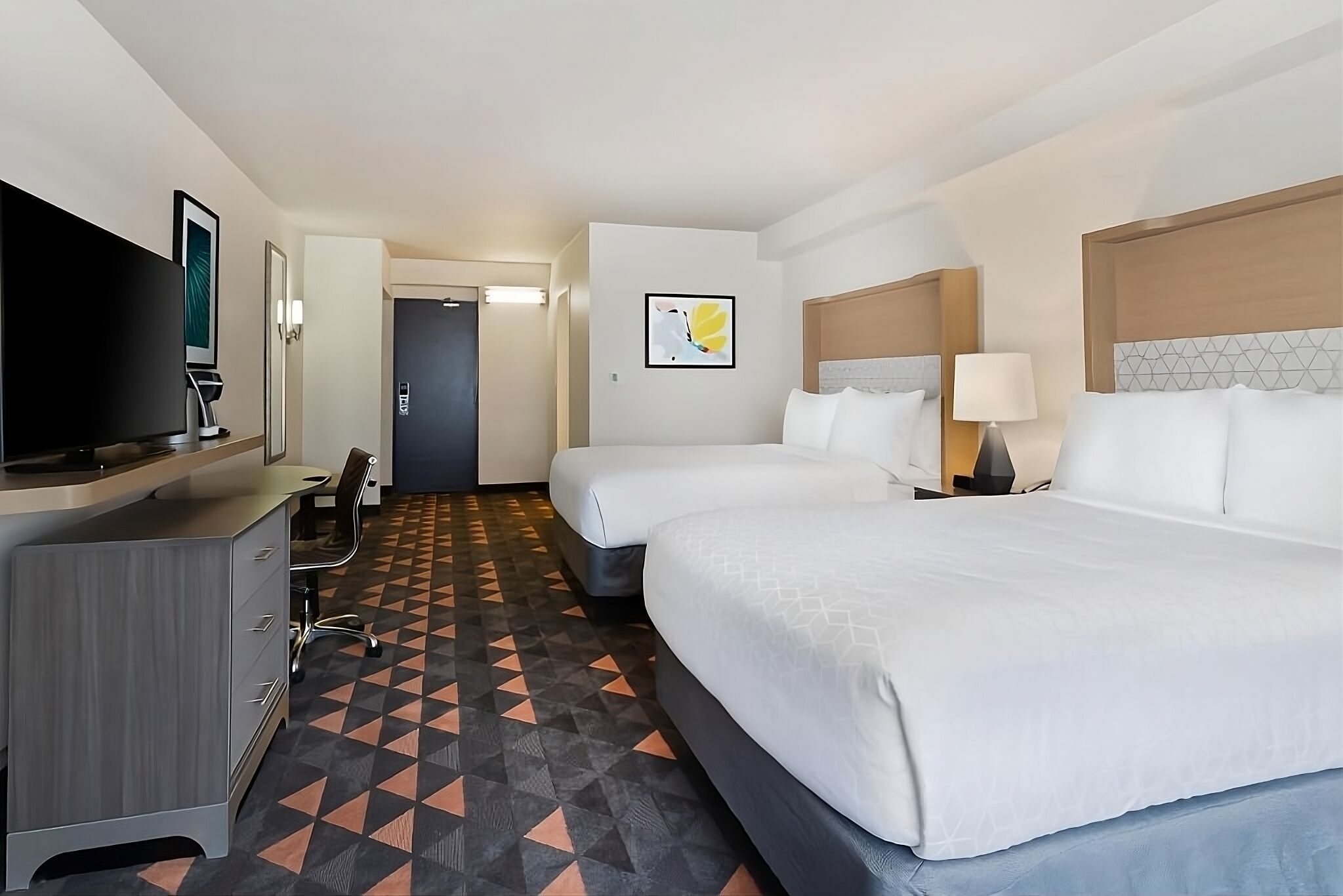 Near Universal Studios Orlando! 2 Relaxing Rooms, Outdoor Pool, Onsite Parking