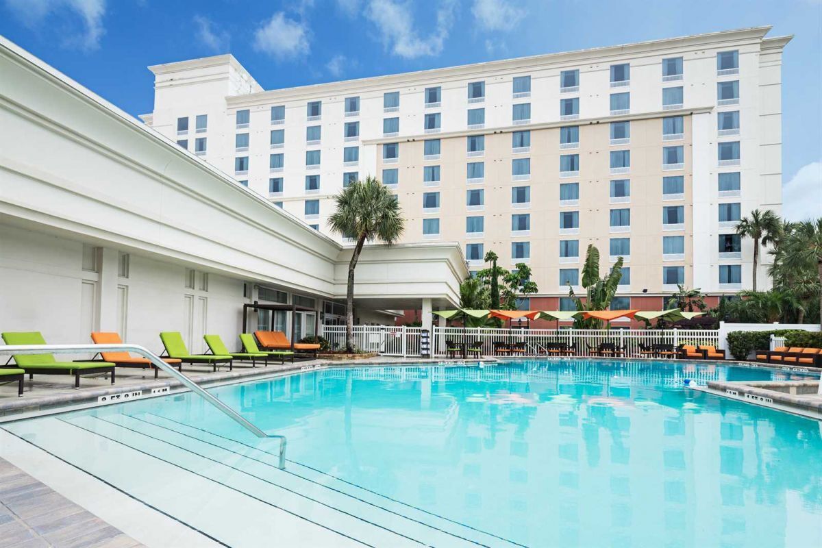 Excellent Location Direclty Across Universal Studios! 2 Relaxing Rooms, Pool