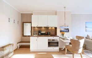 Kühlschrank, Mikrowelle, Herdplatte, Wasserkocher mit Kaffee-/Teezubehör