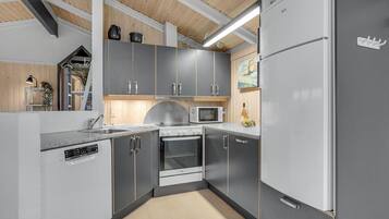 Kylskåp, ugn, spishäll och diskmaskin