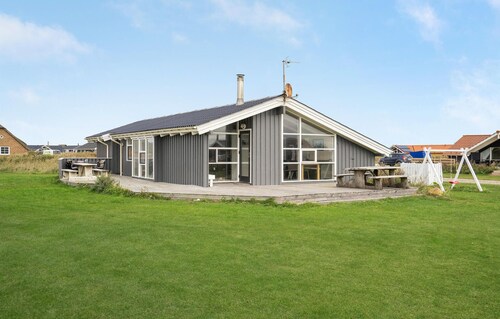 Cozy home in Harboøre with sauna