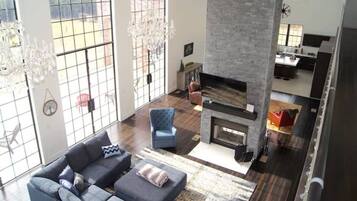 Télévision, cheminée, espaces bureaux