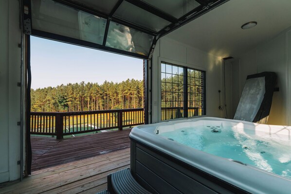 Indoor spa tub - The Pines at Signal Mountain with Hot Tub (Signal Mountain)