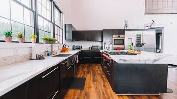 雪櫃、微波爐、焗爐、爐具