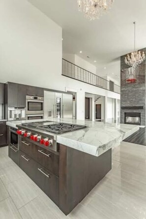 Fridge, microwave, oven, stovetop - The Pines at Signal Mountain with Hot Tub (Signal Mountain)