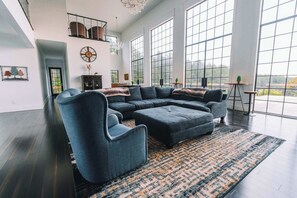 TV, fireplace, offices - The Pines at Signal Mountain with Hot Tub (Signal Mountain)