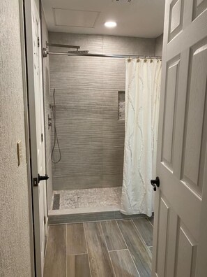 Bañera con ducha, secador de pelo, toallas, jabón