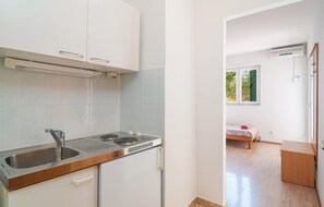 ثلاجة، موقد طهي مسطح، ماكينة لصنع القهوة/الشاي