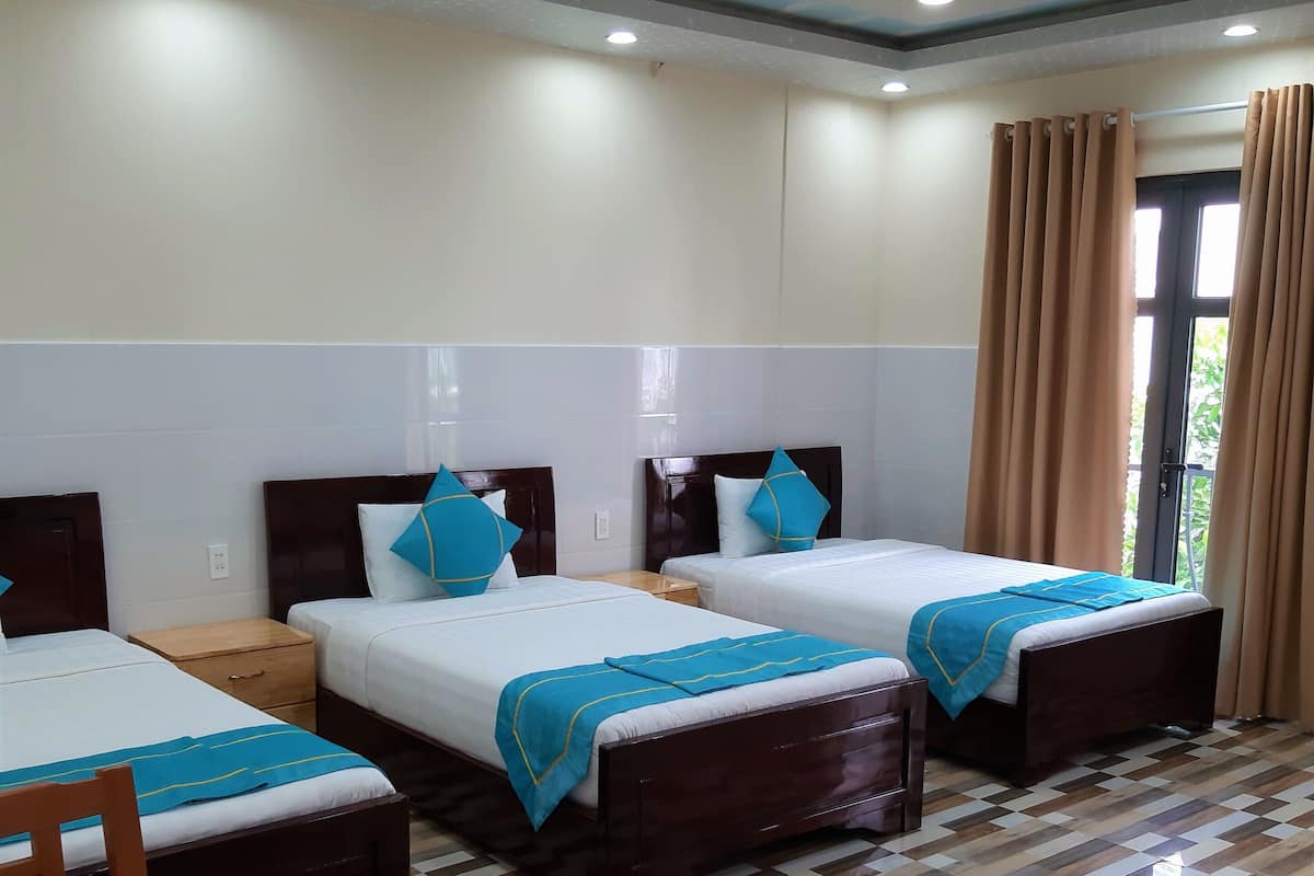 Triple Room, Balcony | Desk, blackout drapes, soundproofing, iron/ironing board