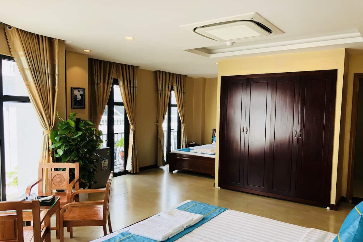 Luxury Quadruple Room | Desk, blackout drapes, soundproofing, iron/ironing board