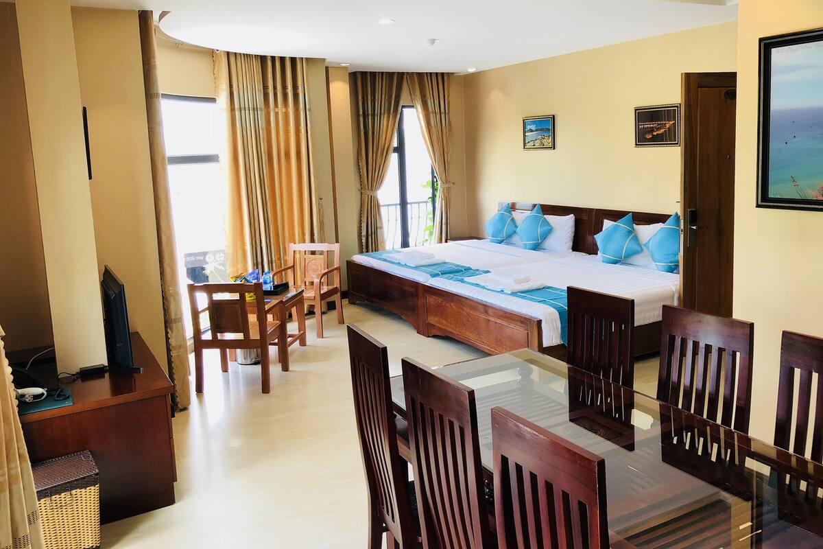 Family Quadruple Room | Desk, blackout drapes, soundproofing, iron/ironing board