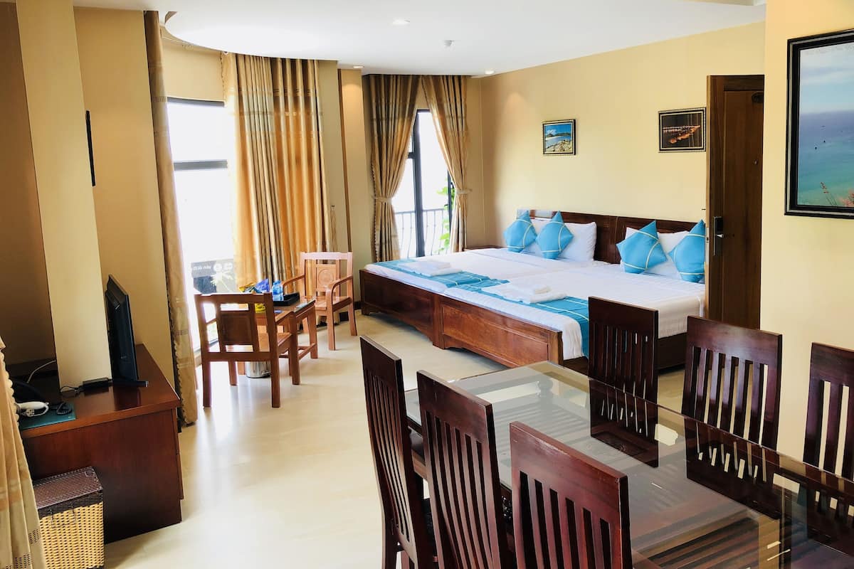 Family Quadruple Room | Desk, blackout drapes, soundproofing, iron/ironing board
