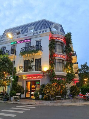 Front of property – evening/night - Hong Hac Hotel (Tuy Hoa)