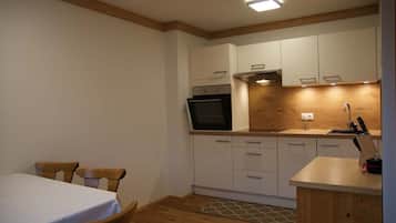 Refrigerador, horno, lavavajillas y cafetera y tetera