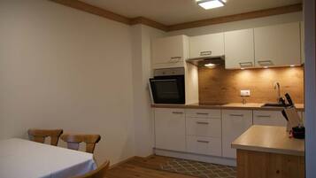 Fridge, oven, dishwasher, coffee/tea maker