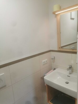 Douche, sèche-cheveux, serviettes fournies, savon