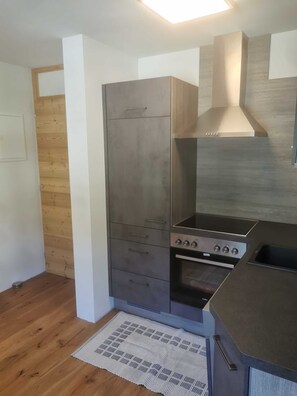 Refrigerador, horno, lavavajillas y cafetera y tetera 