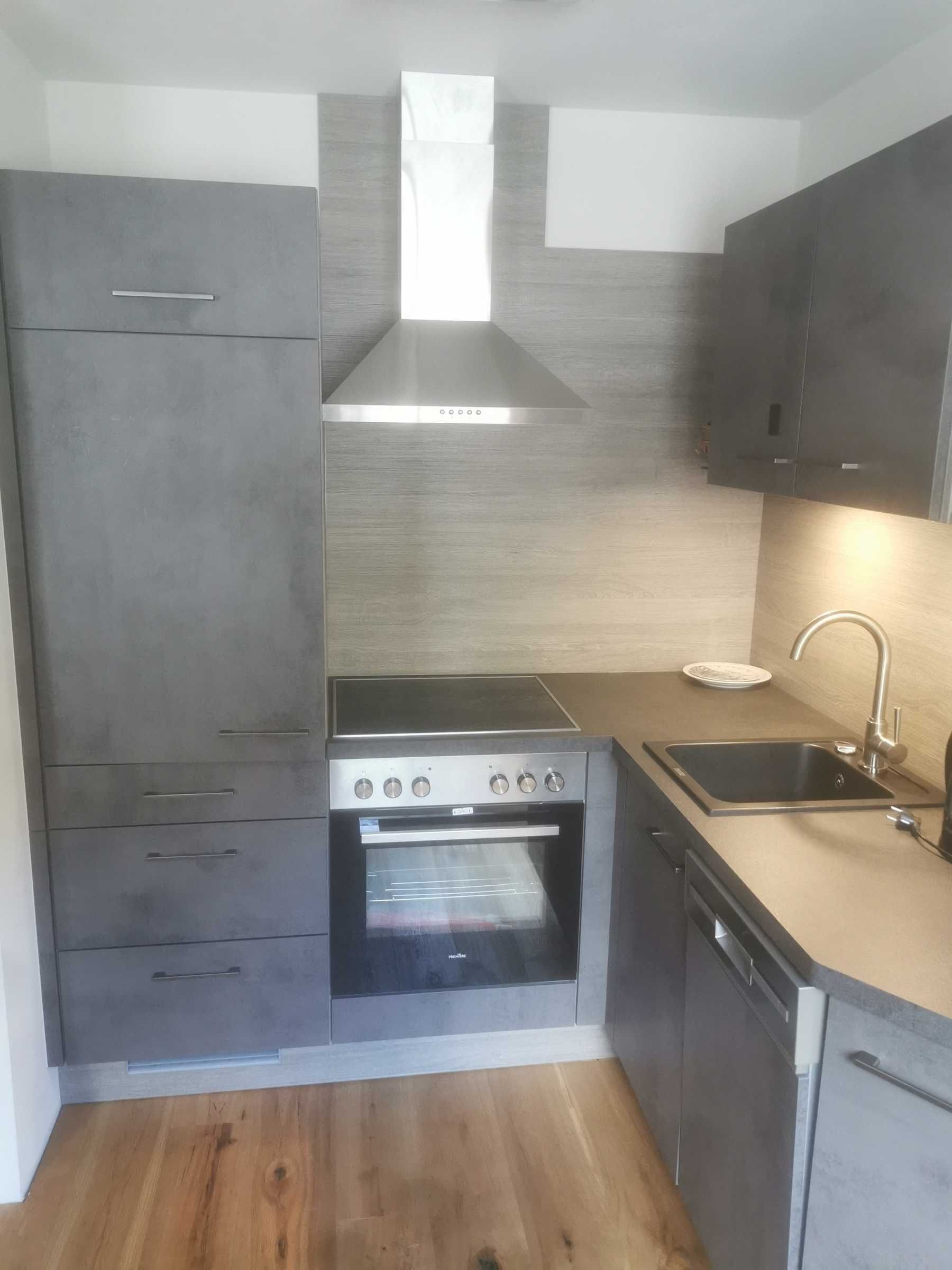 Fridge, oven, dishwasher, coffee/tea maker