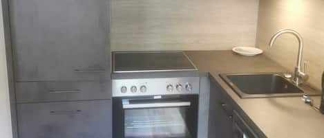 Fridge, oven, dishwasher, coffee/tea maker
