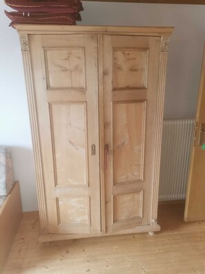Ein hölzerner Kleiderschrank mit Griff und Schlüsselloch.