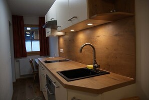 Fridge, dishwasher, coffee/tea maker