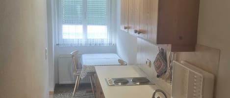 Fridge, dishwasher, coffee/tea maker