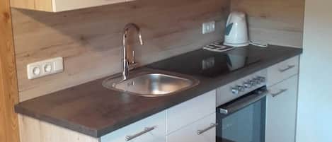 KĂŒhlschrank, Ofen, GeschirrspĂŒler, Wasserkocher mit Kaffee-/Teezubehör