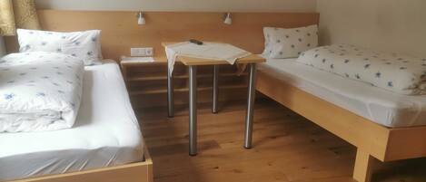 2 bedrooms, desk, WiFi, bed sheets