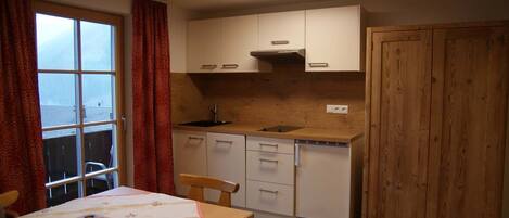 Réfrigérateur, lave-vaisselle, cafetière/bouilloire