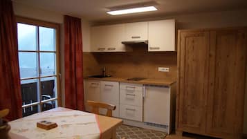 Refrigerador, lavavajillas, cafetera y tetera y tetera eléctrica