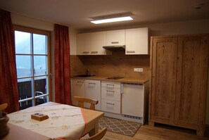 Kjøleskap, oppvaskmaskin, kaffetrakter/tekoker og vannkoker