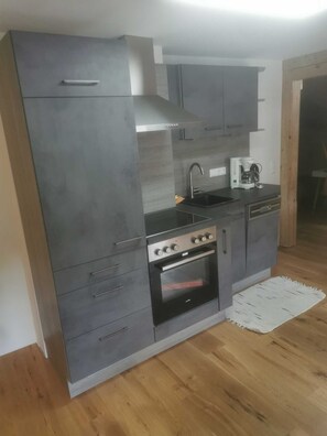 Fridge, oven, dishwasher, coffee/tea maker