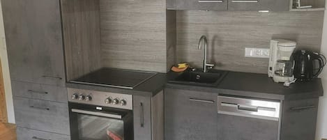 KĂŒhlschrank, Ofen, GeschirrspĂŒler, Wasserkocher mit Kaffee-/Teezubehör