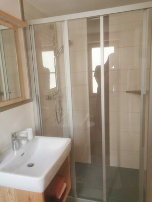 Dusche, Haartrockner, Handtücher, Seife