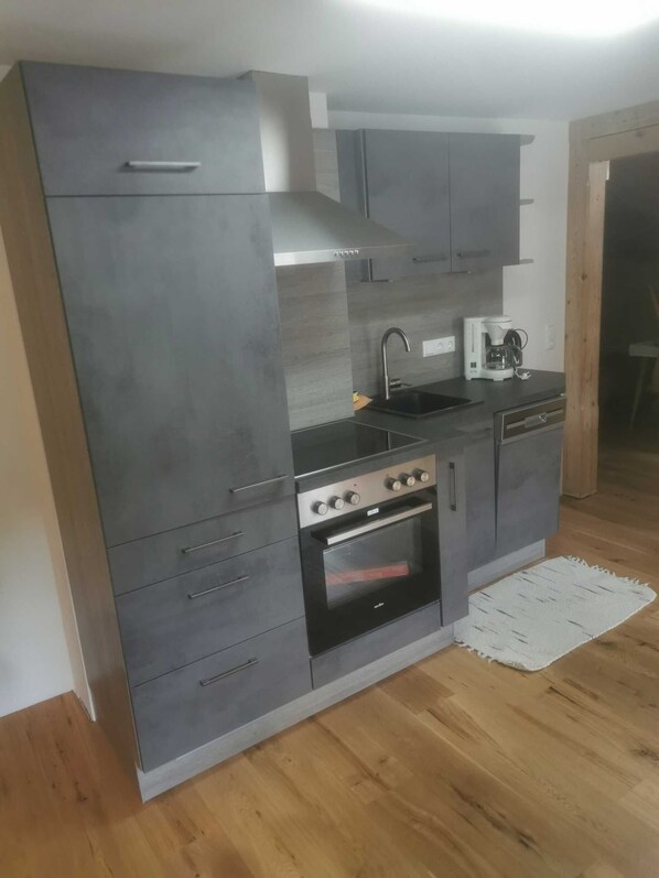 Réfrigérateur, four, lave-vaisselle, cafetière/bouilloire