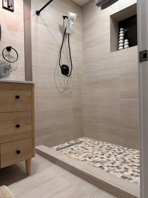 Bathtub, hair dryer, towels - Siesta Key Cottage – Best Value! Just Cross the Street to the Gulf! (Siesta Key)