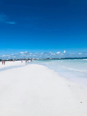 Rannalla, aurinkotuoleja