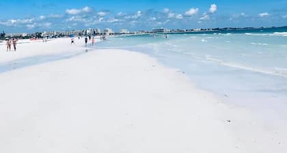 Siesta Key Cottage – Best Value! Just Cross the Street to the Gulf!