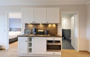 Kühlschrank, Mikrowelle, Herdplatte, Wasserkocher mit Kaffee-/Teezubehör