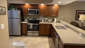 Een koelkast, een magnetron, een oven, een kookplaat