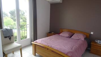 6 bedrooms, desk, iron/ironing board, travel crib