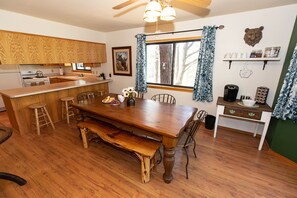 Dining - Pinetop-Lakeside home/3 bed/ 2 bath/treehouse/hot tub (Pinetop-Lakeside)
