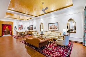 Colonial Suite | リビング エリア | 42 インチのLED テレビ (衛星放送視聴可)、テレビ