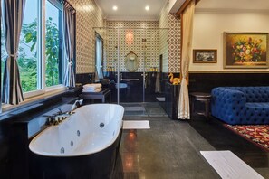 Colonial Suite | Bathroom | Shower, rainfall showerhead, free toiletries, hair dryer