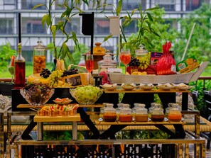 Daily buffet breakfast for a fee
