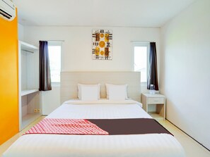 Exclusive Double Room | Desk, free WiFi, bed sheets - LG Hotel (Jember)