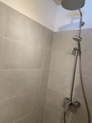 Douche, sèche-cheveux, serviettes fournies, savon