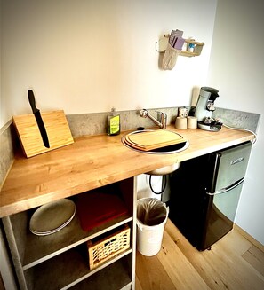 KĂŒhlschrank, Wasserkocher mit Kaffee-/Teezubehör, Wasserkocher