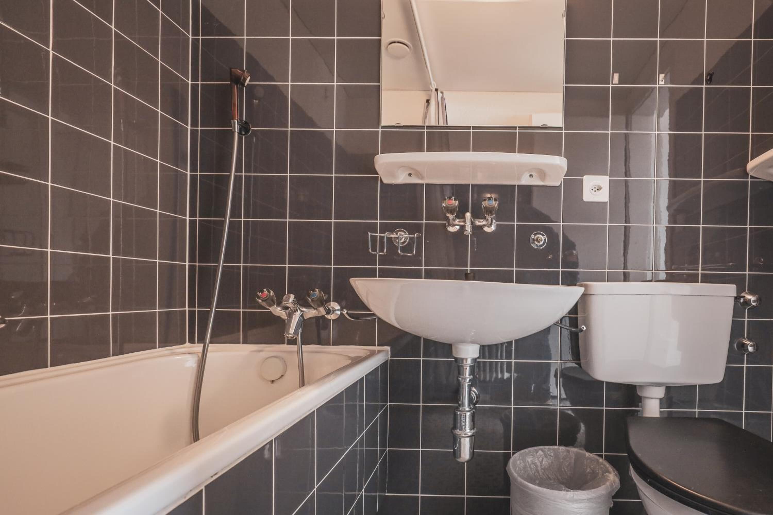 Un bagno con una vasca, un lavandino e un water.